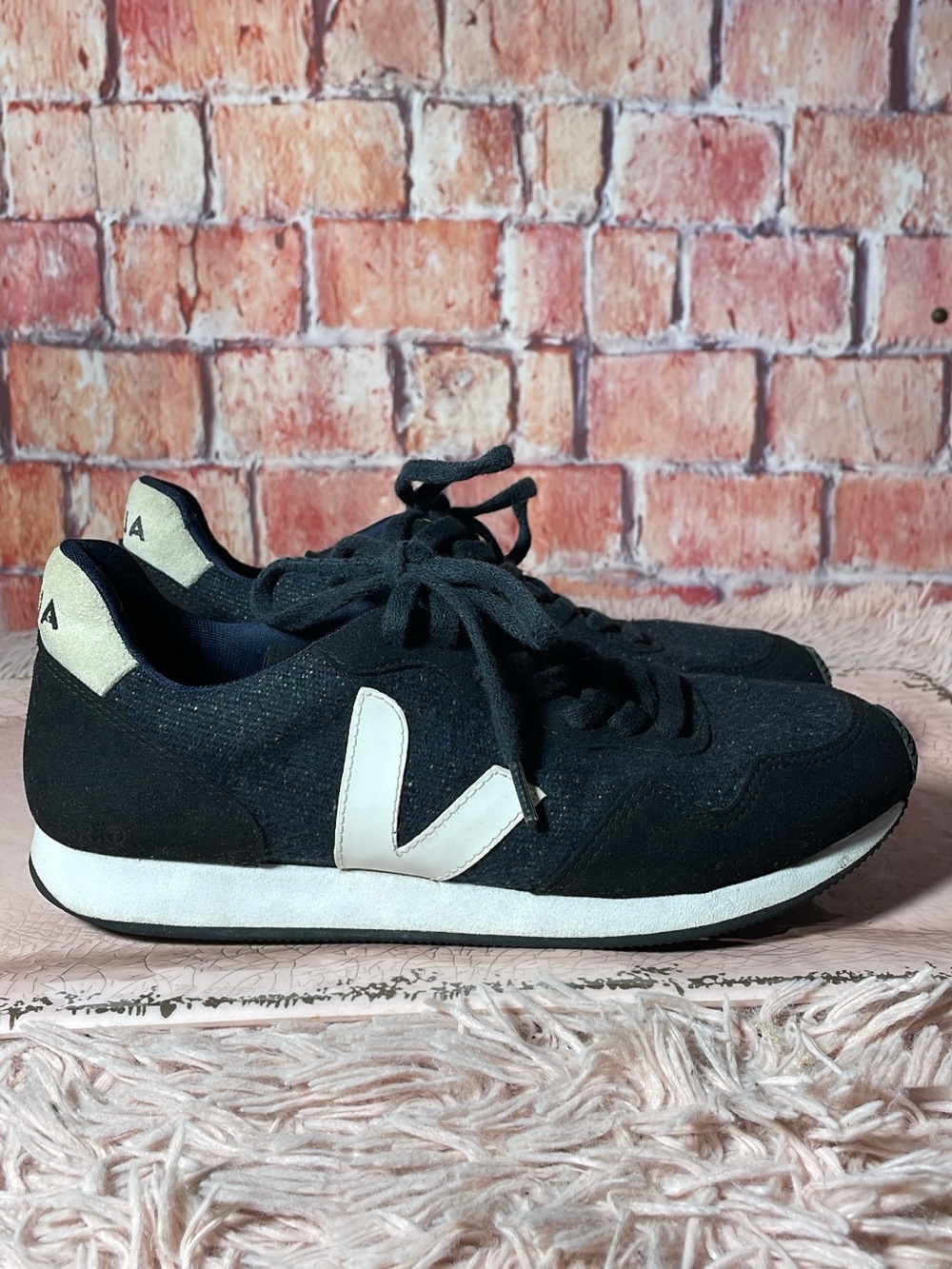 Veja Black and White Men's Low-Top Sneakers